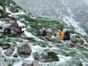 Casse-croûte léger, au col Konjsko Sedlo (1.782 m), au froid, sur un tapis de grêlons