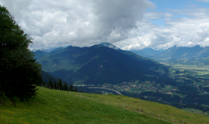 Thörl-Maglern, au pied boisé du Göriacher Berg (1.693 m) et, en arrière, l’Osternig (2.052 m)