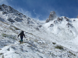 Ciel dégagé, vent violent et neige sur la montée au Rosskof Törl (2.498 m)