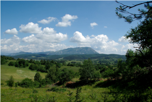 Au Nord, au loin, le Nanos (1262m)