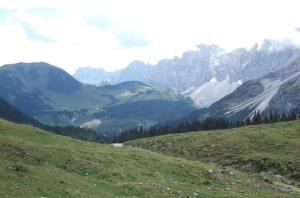 Vue arrière sur Laliderer Spitze (2.588 m) dominant Falken Hütte