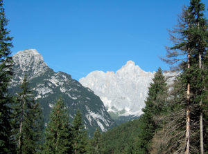 Depuis Hoher Sattel (1.493 m), vue sur le Wettersteinwand