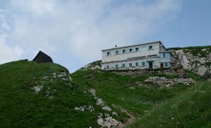 Refuge Cerna prst, en crête (1.844 m)