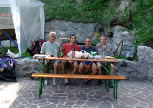 A Petrovo Brdo, notre coursier slovène, et ses fournitures ; la bière était disponible sur place